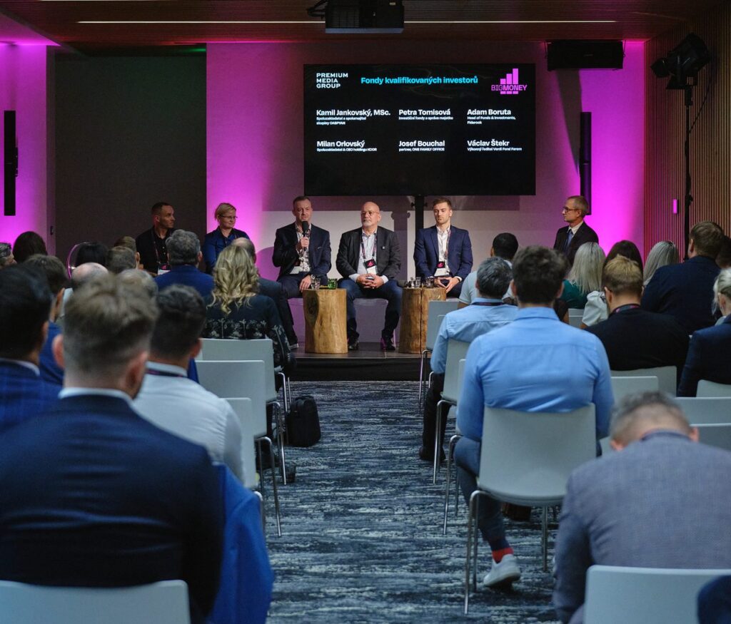 Plný sál na panelu Fondy kvalifikovaných investorů na konferenci BIG MONEY 2026 v Brně, na obrazovce jména panelistů včetně Milana Orlovského.