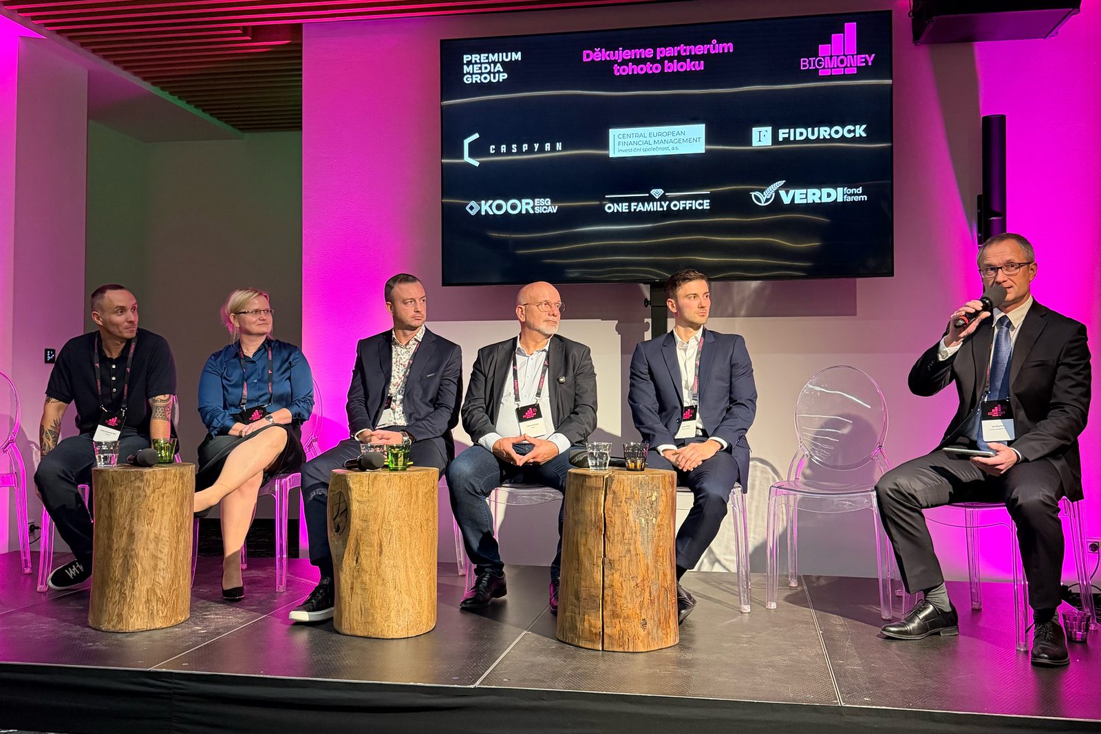 Panel Fondy kvalifikovaných investorů na BIG MONEY 2026, na obrazovce partneři bloku včetně fondu KOOR ESG SICAV.